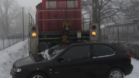 Ein Güterzug hat am Mittwochvormittag am Bahnübergang Ortsstraße in Wasserburg ein Auto erfasst.