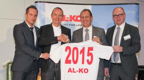 Alko bleibt bis 2015 Haupt- und Trikotsponsor des FC Augsburg: (von links) Oliver Steinmetz (Sportfive-Teamleiter in Augsburg), Walther Seinsch (FCA-Präsident), Stefan Kober (Vorstand) sowie Wolfgang Hergeth (Zentrales Marketing, beide Alko). 