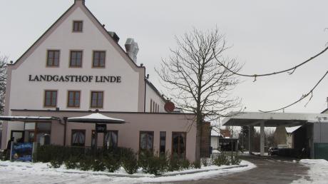 Links der Landgasthof Linde in Deffingen, rechts die ehemalige Tankstelle. Sie soll für einen Neu- und Anbau weichen, in dem Hotel- und Seminarräume sowie ein Wellnessbereich entstehen. Der Bauausschuss hat dem Vorhaben zugestimmt.