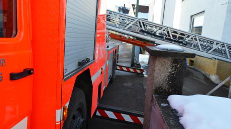 Am Montagnachmittag wurde die Feuerwehr Günzburg gegen 15.30 Uhr zu einer Patientenrettung mittels Drehleiter in die Otto-Geiselhartstraße in Günzburg gerufen.
