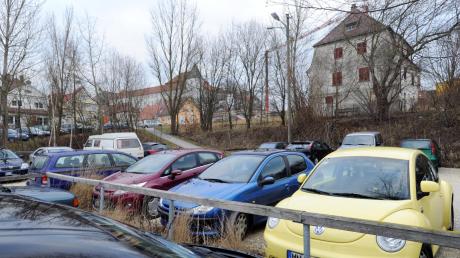 Der Parkplatz auf dem SBI-Gelände in Günzburg wird umgestaltet. Die Zahl der kostenlosen Parkplätze – insgesamt 150 – soll gleich bleiben. Demnächst beginnen die Rodungsarbeiten. Nach der Umgestaltung des Geländes legen Baufirmen mit dem Neubau für das Amtsgericht los. Dafür muss das Haus rechts oben weichen.  