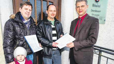 Karl Burger mit Emily und Reiner Gruner (von links) übergaben dem Bibertaler Bürgermeister Robert Strobel (rechts) eine Liste mit 350 Unterschriften. 