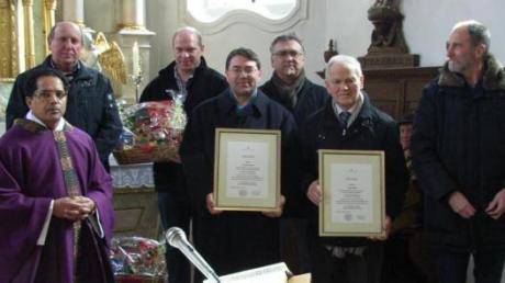 Pfarrer Joseph Pazhayattil (von links) neben Hubert Sauter, Harald Windeisen, Thomas Bestler, Reiner Singer, Eugen Wolf und Manfred Schönberger. 