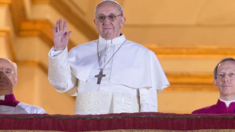 Kardinal Bergoglio winkt am 13.03.2013 als neuer Papst Franziskus I. im Vatikan vom Balkon. Er ist als Nachfolger von Papst Benedikt XVI. gewählt worden. 