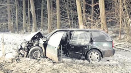 Zwei Autos sind am Dienstagabend auf der Kreisstraße zwischen Schönenberg und Ettenbeuren zusammengestoßen. Ein 59-Jähriger wurde in seinem Wage eingeklemmt und schwerst verletzt. 