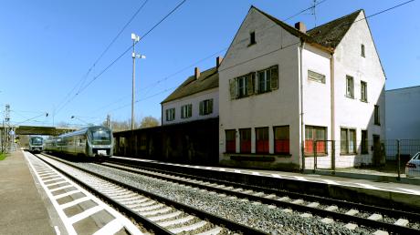 Das Bahnhofsgebäude in Leipheim wurde am 15. April 2013 vom Berliner Kautionshaus Karhausen versteigert. Das Mindestgebot lag bei 1000 Euro. Gegen 16.30 Uhr erhielt ein Bieter den Zuschlag.