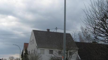 Viele Jahre haben sie in Burtenbach für Licht im Dunkel gesorgt. Jetzt haben die veralteten Straßenüberspannbeleuchtungen und Lichtmasten mit Quecksilberdampflampen ausgedient.  