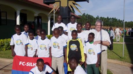Eine Spende der Jugendabteilung des FC Silheim für die St. Kizito Schule in Buswa in Uganda übergab der Ehrenvorsitzende des FC Silheim Helmut Klingler. 30 Trikots mit Hose und Stutzen sowie zwei Lederbälle überreichte er anlässlich seines Besuches an die Schulmannschaft der Schule. 