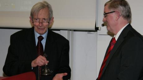 Nach 47 Jahren hat Prof. Theodor M. Fliedner (links) die Leitung des Wissenschaftszentrums Schloss Reisensburg der Universität Ulm an Prof. Vinzenz Hombach übergeben. 