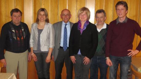 Der Kreisvorsitzende Alfred Sauter (Mitte) gratulierte den Mitgliedern des neuen Kötzer CSU-Ortsvorstands: (von links) Josef Schmalberger, Christiane Schmalberger, Monika Schnell, Wolfgang Stolle und Peter Kaimer.  

