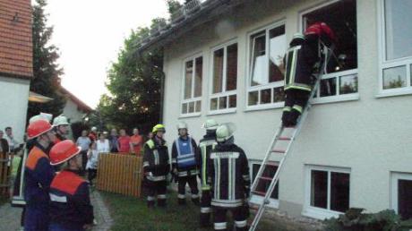 Die Feuerwehr übte am Kindergarten in Röfingen die Rettung der Kinder. 