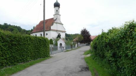 Das Fendtgässchen vor der Glöttwenger Kirche wird saniert.  
