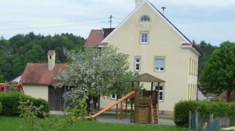 Die Spielgeräte auf dem Barfußpark und auf dem Spielplatz des Kindergartens in Glöttweng (Bild) müssen ab 2014 jährlich überprüft werden.  
