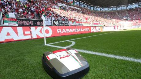 Der vollautomatische Roboter-Rasenmäher Robolinho 3000 unterstützt ab sofort die Spieler des FC Augsburg sowie des 1. FC Heidenheim 1846 und zeigt in den Heimstadien der beiden Vereine (hier die SGL-Arena) sein Können. 
