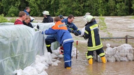 Feuerwehren und Technisches Hilfswerk füllten gestern Nachmittag in Günzburg etwa 4000 Sandsäcke. Die Helfer errichteten Barrieren, um die Häuser beim Donaukraftwerk vor der Überschwemmung zu schützen.  
