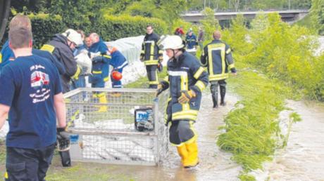An der Donau in Günzburg hatte sich die Hochwasserlage am Sonntagnachmittag zugespitzt. Feuerwehrleute und Helfer des Technischen Hilfswerks errichteten am Donauufer Sandsackbarrieren gegen die Fluten. 