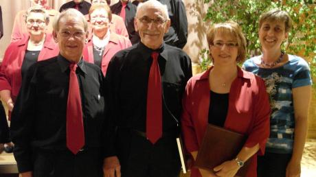 Helmut Laubheimer (zweiter von links) wurde vom Vorsitzenden Josef Müller, Dirigentin Elisabeth Demel und der Vorsitzenden des Kreis-Chorverbandes Anja Schinzel für 25 Jahre aktiven Chorgesang geehrt.  


