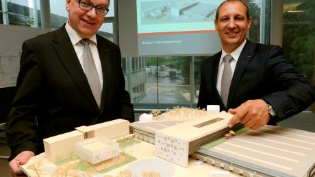 Die Alko-Vorstandsmitglieder Stefan (rechts) und Harald Kober stellen das Bauvorhaben „Neues Technologiezentrum“ am Hauptsitz in Großkötz vor. 