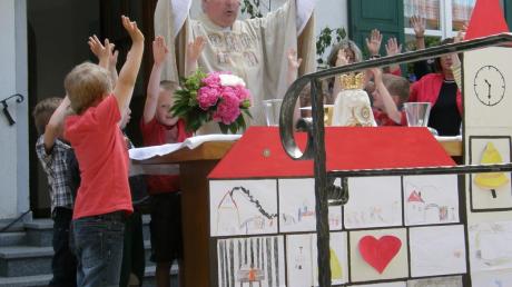 Die Kinder des Kindergartens in Oberwaldbach feierten mit Pfarrer Monsignore Wolfgang Miehle bei einem Gottesdienst das 20-jährige Bestehen der Einrichtung. 
