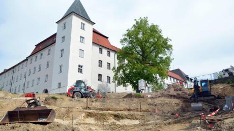 Insgesamt 300000 Euro hat die Stadt Günzburg aus dem Städtebauförderprogramm „Aktive Zentren“ erhalten. Bestimmt sind die Mittel für Bauarbeiten im Turniergarten, wo künftig ein in Serpentinen angelegter barrierefreier Aufgang die Weststadt mit der Altstadt verbinden wird. 
