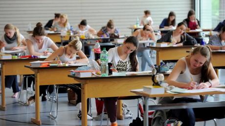 Fast alle Schüler im Landkreis haben das Abitur geschafft - hier ein Foto von den Prüfungen am Maria-Ward-Gymnasium Günzburg.