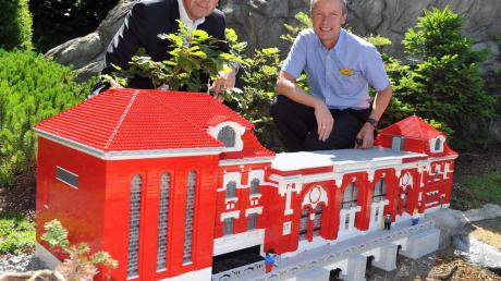 Wasserkraft im Miniland von Legoland: Norbert Schürmann, Vorstandsmitglied der Lechwerke (links), und Hans Aksel Pedersen, Legoland-Geschäftsführer, stellten das Modell des Wasserkraftwerks Langweid vor. 
