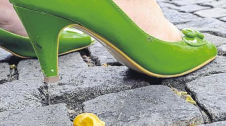 Viele Frauen kennen das Problem: Schuhe mit dünnen Absätzen bleiben in den Fugen des Kopfsteinpflasters auf dem Marktplatz und den angrenzenden Straßenzügen in Günzburg hängen. Im schlimmsten Fall reißt der Absatz ab und der Schuh muss repariert werden.