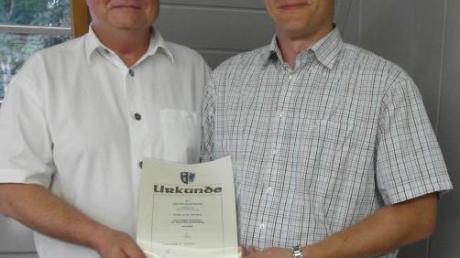 Mit einer Urkunde ernannte Bürgermeister Sven Tull (links) Gemeinderat Dieter Gartmann zum Feldgeschworenen von Landensberg. 
