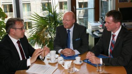 Bundestagsabgeordneter Georg Nüßlein (links) im Gespräch mit dem Beauftragten der Deutschen Bahn für den Freistaat Bayern, Klaus-Dieter Josel (rechts), und dem Politikbeauftragten der Bahn, Georg Brunnhuber (CDU). Das Treffen fand in Berlin statt. 
