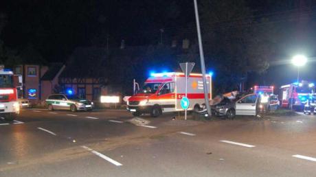 In Günzburg fuhr ein alkoholisierter Autofahrer gegen einen Laternenmast. Er und sein Beifahrer wurden schwer verletzt. 
