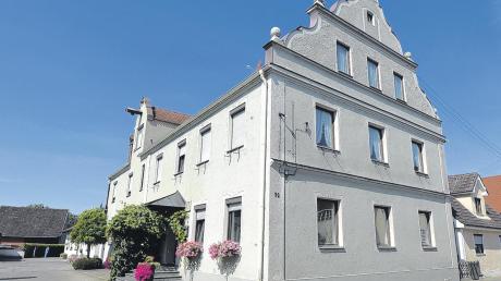 In dieser ehemaligen Pension in der Hauptstraße in Burtenbach sollen offiziell ab 1. September 40 Asylbewerber untergebracht werden. Nach Aussage des Landratsamtes sollen es überwiegend Familien mit Kindern sein. 