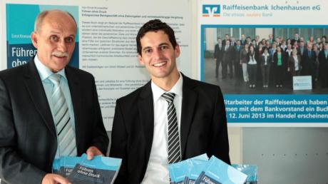 Autor Ernst Kronawitter (links) und Wolfgang Schmidt von der Raiffeisenbank Ichenhausen stellten das Buch „Führen ohne Druck“ (Verlag Springer Gabler) vor. Es kann im Buchhandel oder online erworben werden.  

