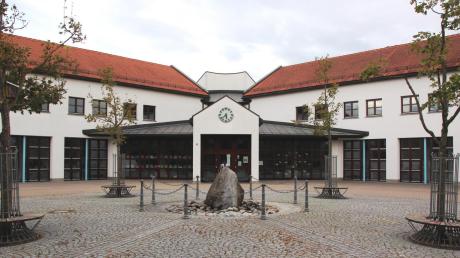 Die Grundschule in Kissendorf bekommt einen neuen Anstrich. 
