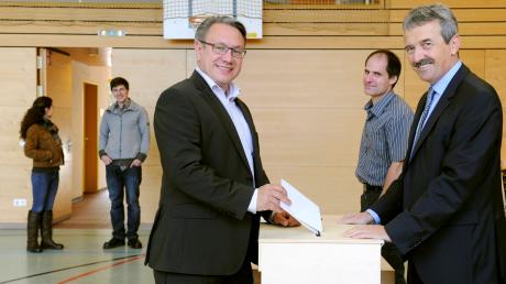 Bundestagsabgeordneter Georg Nüßlein (CSU) gab im Wahlbüro in der Schule von Münsterhausen seine Stimmen ab. 