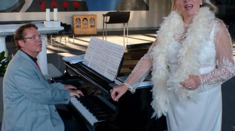 Danuta Debski und Thomas Bodenmüller eröffneten die Schwäbischen Orgeltage in der Heilig-Geist-Kirche Günzburg mit einem Liederabend „Von Wien nach New York.  


