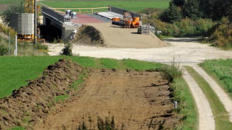 Die neue Brücke über die Mindel für die Ortsumgehung im Süden von Offingen ist bereits errichtet. 2015 soll die Straße fertig sein.  
