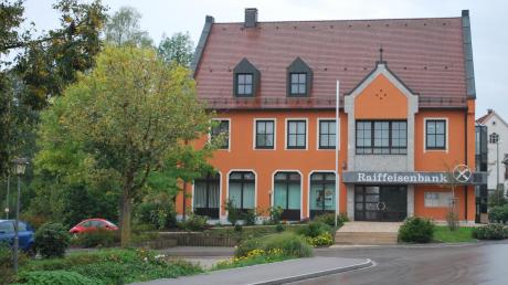 Wird eventuell doch das Gebäude der Raiffeisenbank Großkötz am Dorfplatz der neue Sitz der Verwaltungsgemeinschaft Kötz/Bubesheim? Die VG will mit dem Geldhaus erneut verhandeln.  
