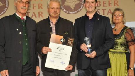 Preisverleihung des European Beer Star Award: (von links) Gerhard Ilgenfritz (Präsident der Privaten Brauereien in Bayern), Dieter Mair und Dominik Mair (beide Braumeister der Schlossbrauerei Autenried) sowie Renate Scheibner (Präsidentin des Bundesverbandes Private Brauereien). 
