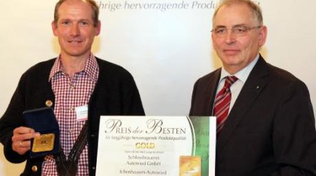 DLG-Vizepräsident Prof. Achim Stiebing (rechts) überreicht den „Preis der Besten“ an den Braumeister Herbert Wiedemann von der Schlossbrauerei Autenried. Die Auszeichnung honoriert das nachhaltige Streben nach hoher Produktqualität. 
