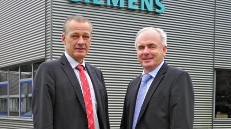 Werner Krumpholz (links) ist neuer Geschäftsführer von Siemens Water Technologies GmbH im Günzburger Stadtteil Wasserburg. Er folgt Günter Führer (rechts) nach, der sich in den Ruhestand verabschiedet hat. 
