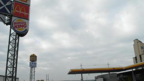 Hinter den „Storchenturm“ bei der Euroraststätte in Scheppach kommen acht Tesla-Ladestationen.  
