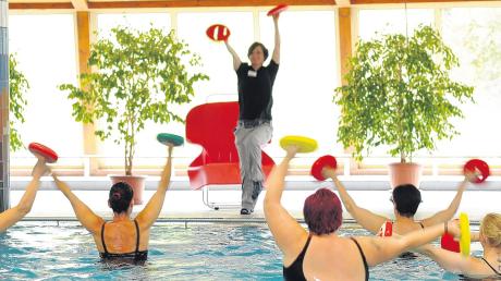 Bewegungstherapie im hauseigenen Schwimmbecken gehört zu den Möglichkeiten, die die Ichenhauser Fachklinik bietet. 
