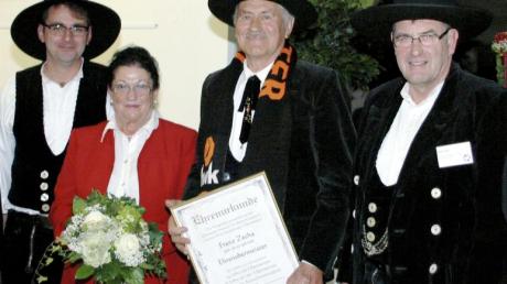 Innungsobermeister Anton Dirr (rechts) und sein Stellvertreter Thomas Barner (links) ernannten Franz Zecha (mit Frau Lore) zum Ehrenobermeister der Zimmererinnung. 