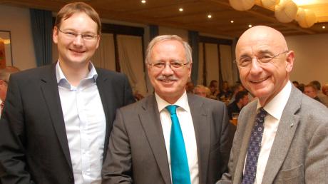 CSU-Kreisvorsitzender Alfred Sauter (rechts) und Landtagsabgeordneter Hans Reichhart (links) gratulierten Landrat Hubert Hafner (Mitte) nach seiner Nominierung für die Landrats-Wahl im März 2014