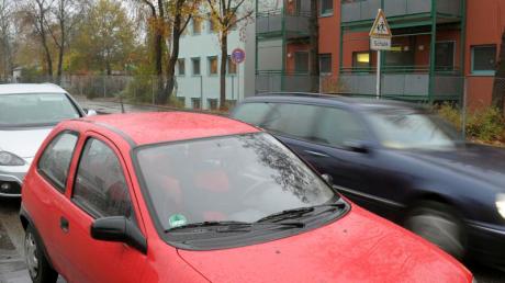 In der Remsharter Straße auf Höhe des Therapiezentrums geht es wegen parkender Fahrzeuge sehr eng zu.  
