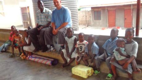 Der Günzburger Joachim Fahrner mit Pfarrer Joseph Ssemmanda in einem Waisenhaus in Uganda.  
