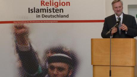 Berufsschulleiter Wolfgang Kiesecker bei der Ausstellungseröffnung „Die missbrauchte Religion – Islamisten in Deutschland“. 

