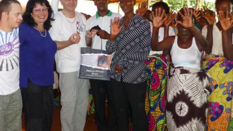 Mit Bananen, Nüssen und Mehl wurden (von links) Samuel, Uschi und Harald Hahn, Inhaber des Brillenstudios Hahn in Günzburg, in Ruanda beschenkt, nachdem sie Hunderte von neuen Brillen angepasst und verschenkt hatten.   

