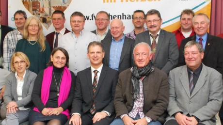 Nach der CSU haben jetzt auch die Freien Wähler Ichenhausen Robert Strobel (sitzend, Vierter von links) als ihren Bürgermeisterkandidaten nominiert.  

