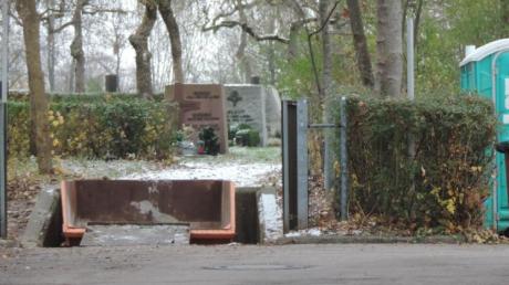 Der Blick auf das WC am Friedhofseingang von Jettingen ist nicht gerade einladend. 

